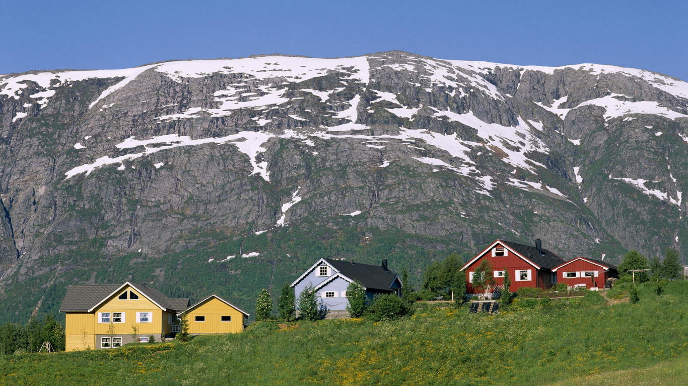 Red and White House Near Snow Covered Mountain During Daytime. Wallpaper in 1366x768 Resolution