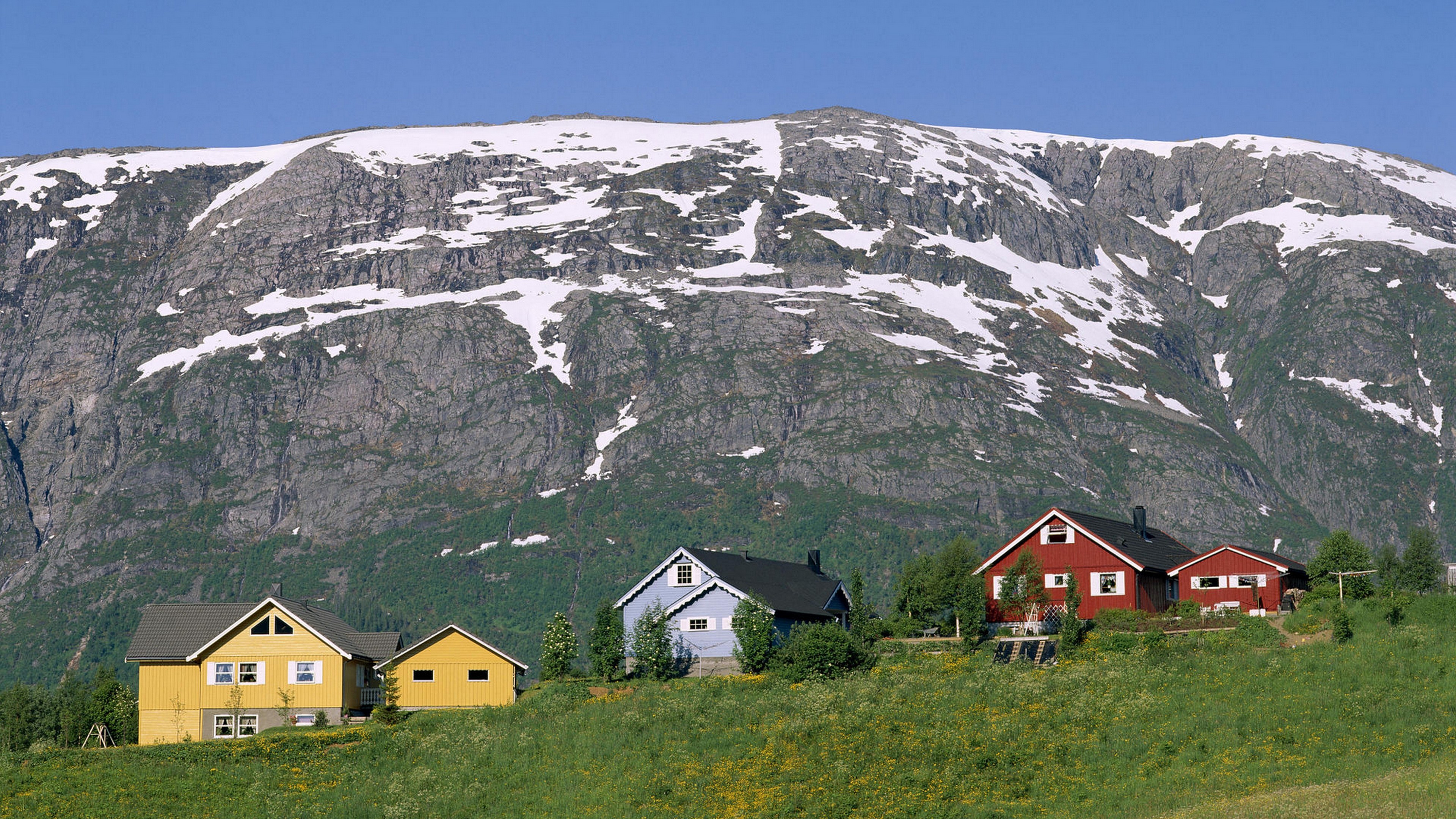 Red and White House Near Snow Covered Mountain During Daytime. Wallpaper in 3840x2160 Resolution