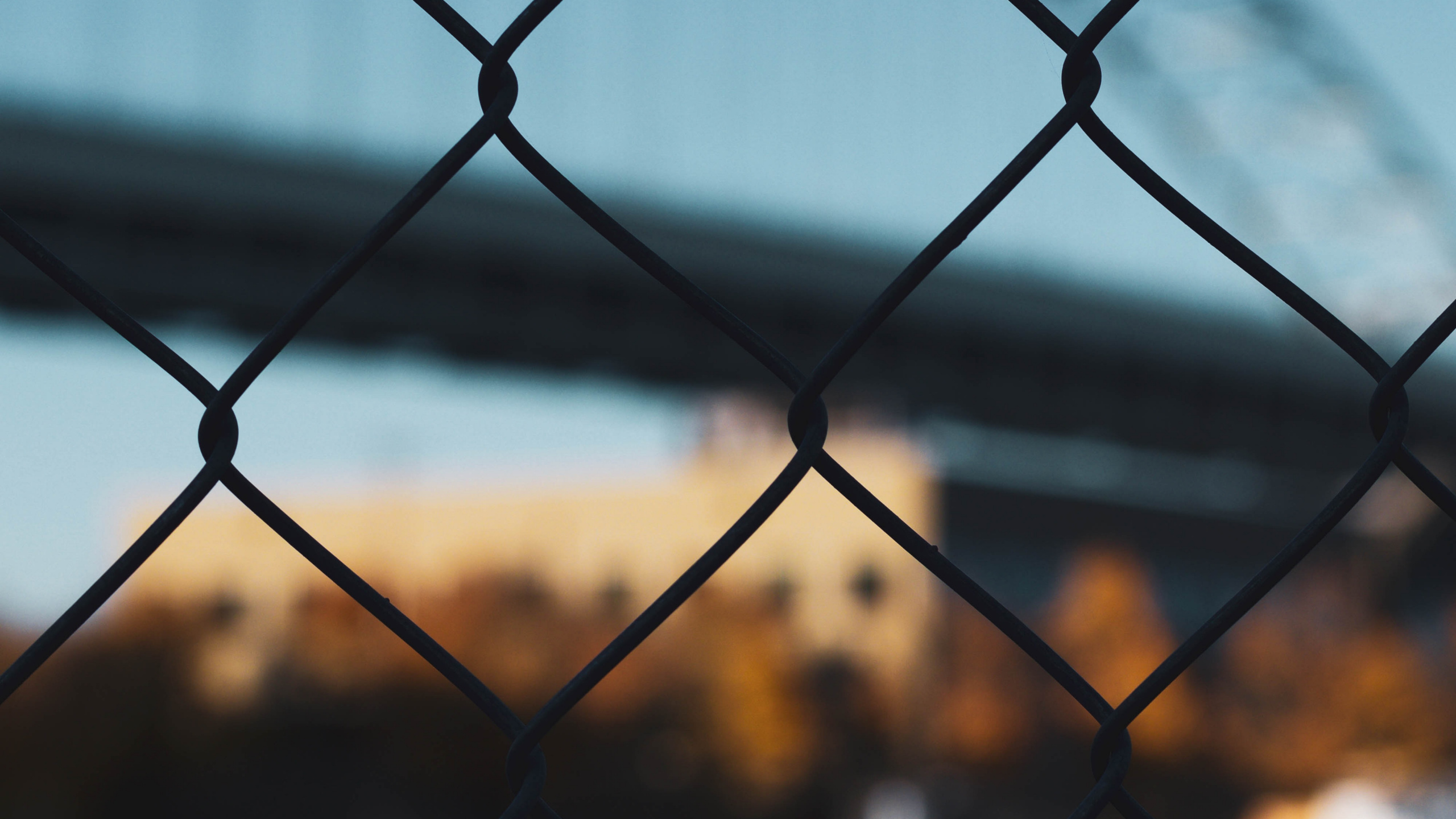 Grey Metal Fence With Water Droplets. Wallpaper in 2560x1440 Resolution