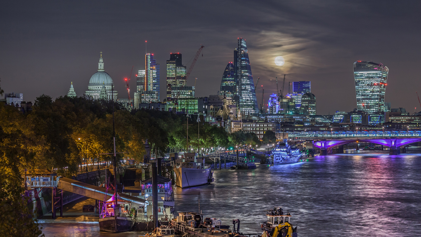 Bateau Sur le Quai Près Des Bâtiments de la Ville Pendant la Nuit. Wallpaper in 1366x768 Resolution