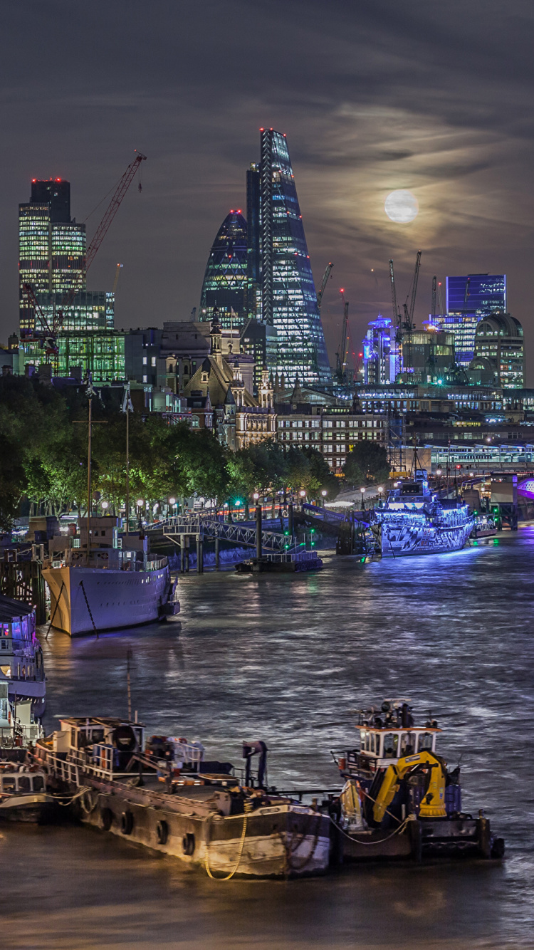 Bateau Sur le Quai Près Des Bâtiments de la Ville Pendant la Nuit. Wallpaper in 750x1334 Resolution