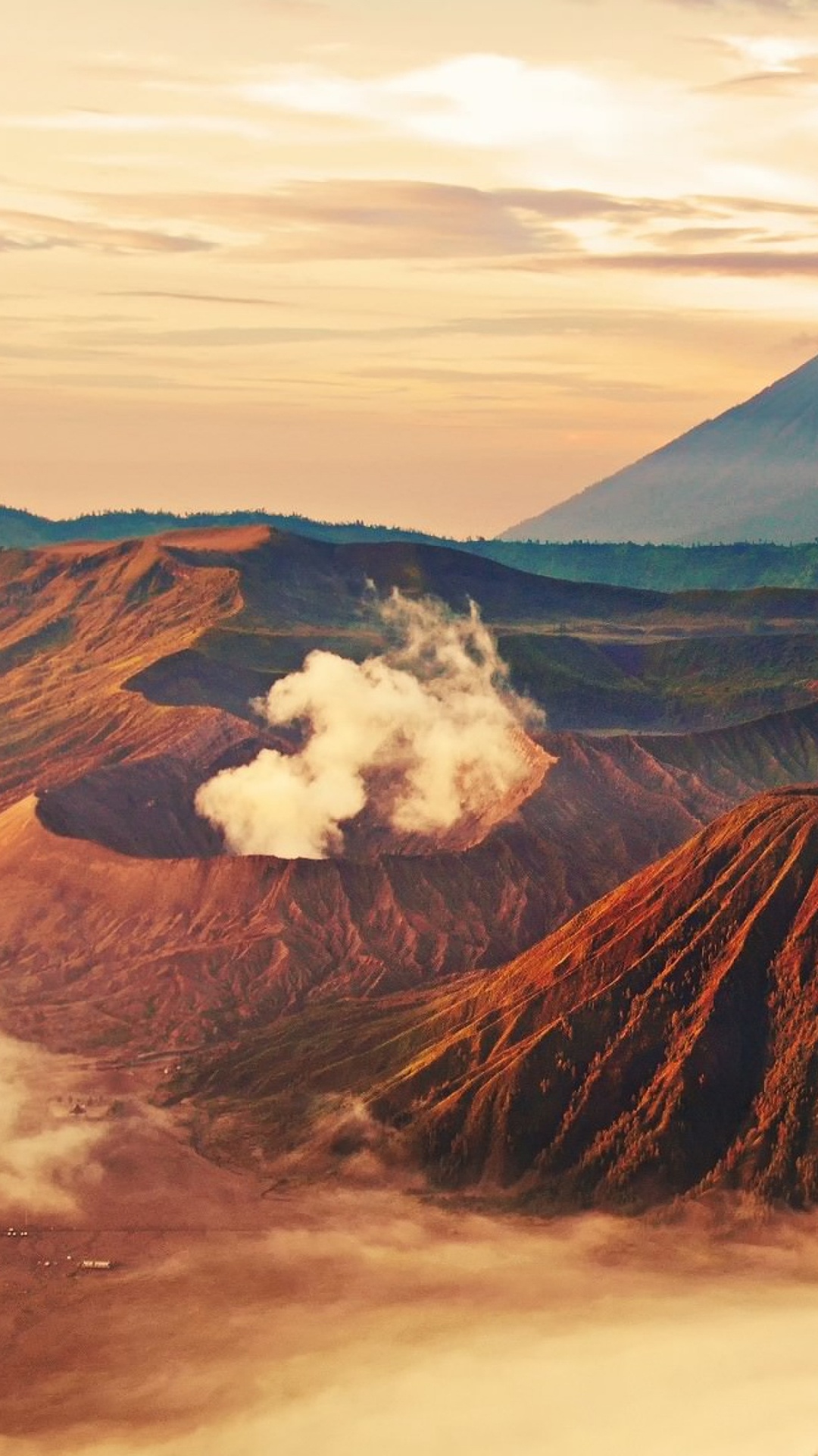 Montagne Brune et Noire Sous Des Nuages Blancs Pendant la Journée. Wallpaper in 1080x1920 Resolution