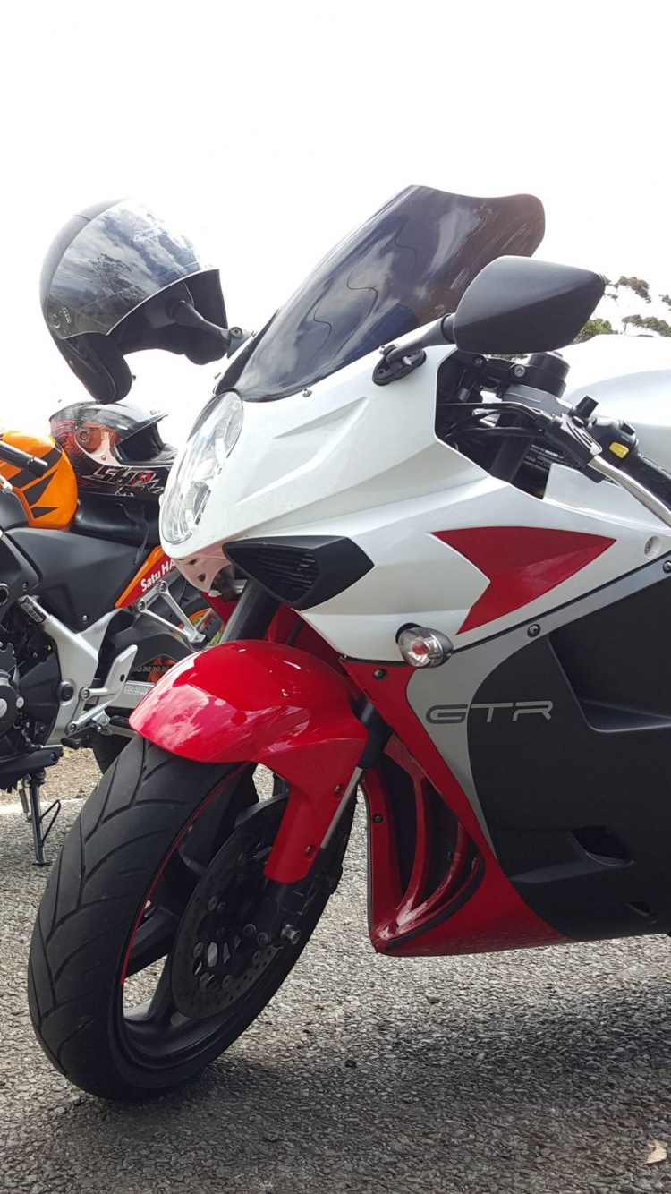 Black and Red Sports Bike. Wallpaper in 750x1334 Resolution