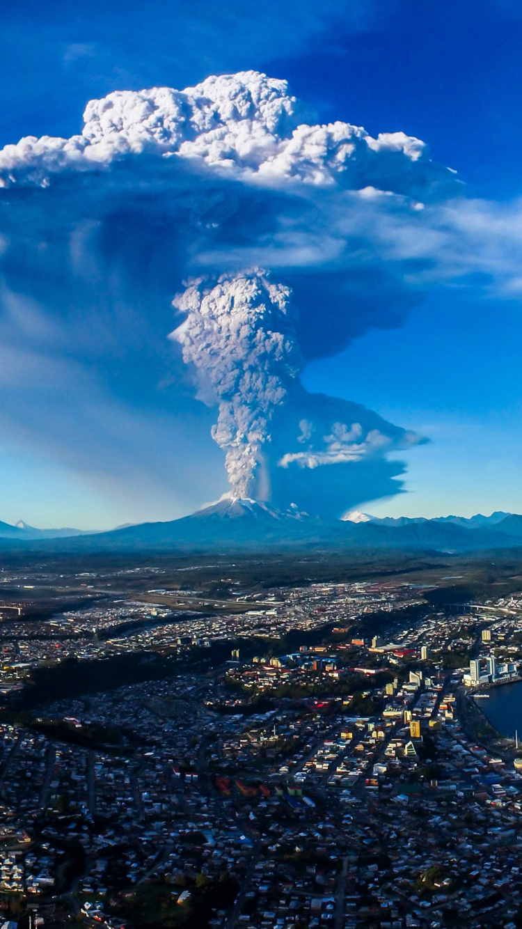 Vue Aérienne de la Ville Sous le Ciel Bleu et Les Nuages Blancs Pendant la Journée. Wallpaper in 750x1334 Resolution