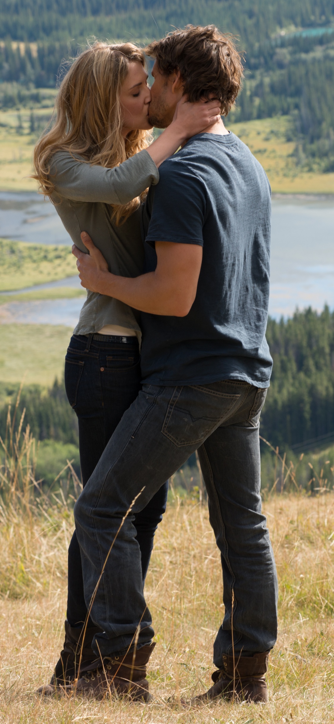 Menschen in Der Natur, Interaktion, Liebe, Grünland, Romantik. Wallpaper in 1125x2436 Resolution