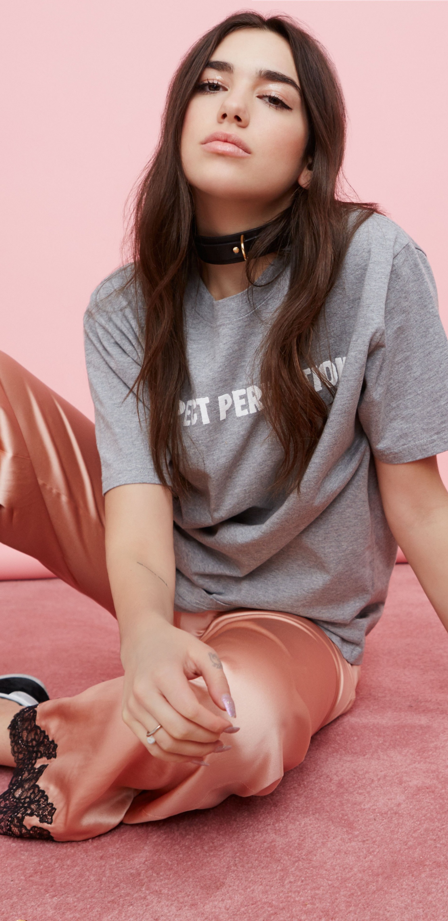 Dua Lipa, Pink, Haut, Bein, Sitzecke. Wallpaper in 1440x2960 Resolution