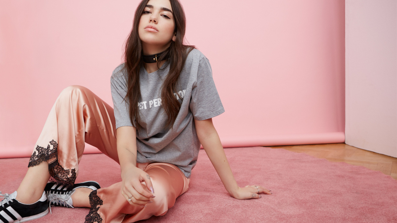 Dua Lipa, Pink, Peau, Jambe, Séance. Wallpaper in 1280x720 Resolution