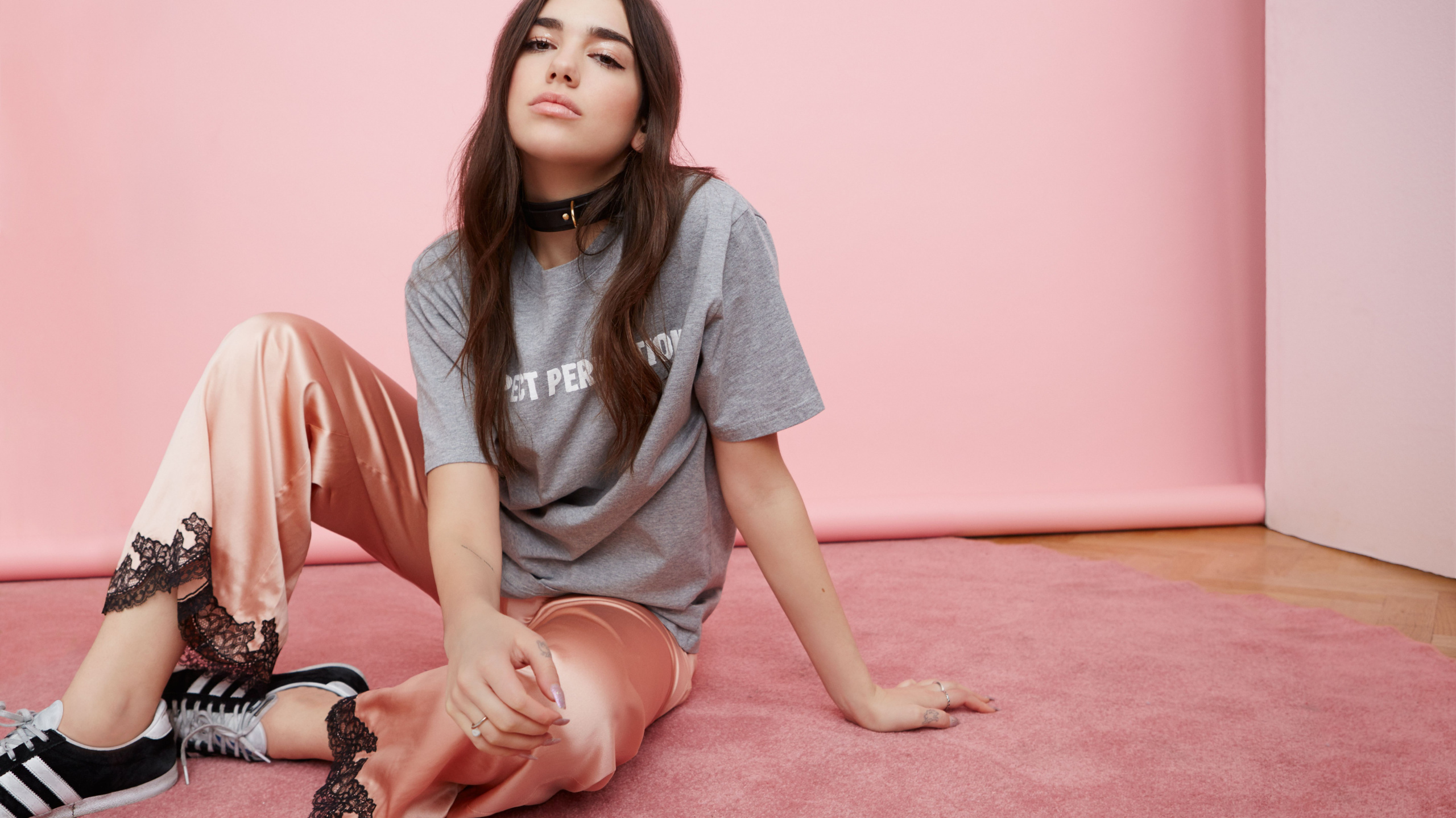 Dua Lipa, Pink, Skin, Leg, Sitting. Wallpaper in 2560x1440 Resolution