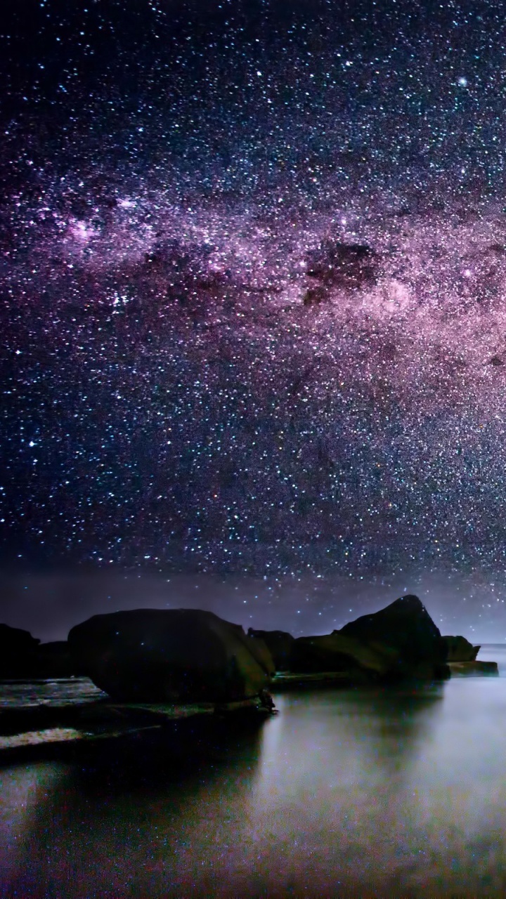 Cuerpo de Agua Bajo la Noche Estrellada. Wallpaper in 720x1280 Resolution