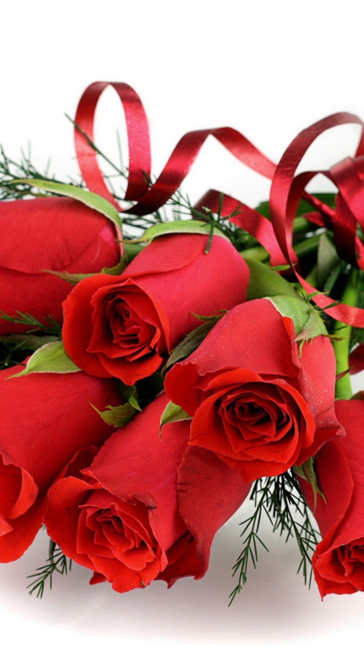 Rote Rosen Auf Weißem Textil. Wallpaper in 720x1280 Resolution