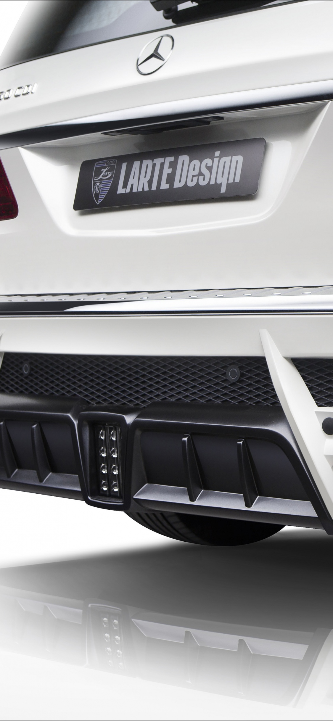 Porsche 911 Blanche Sur Fond Blanc. Wallpaper in 1125x2436 Resolution