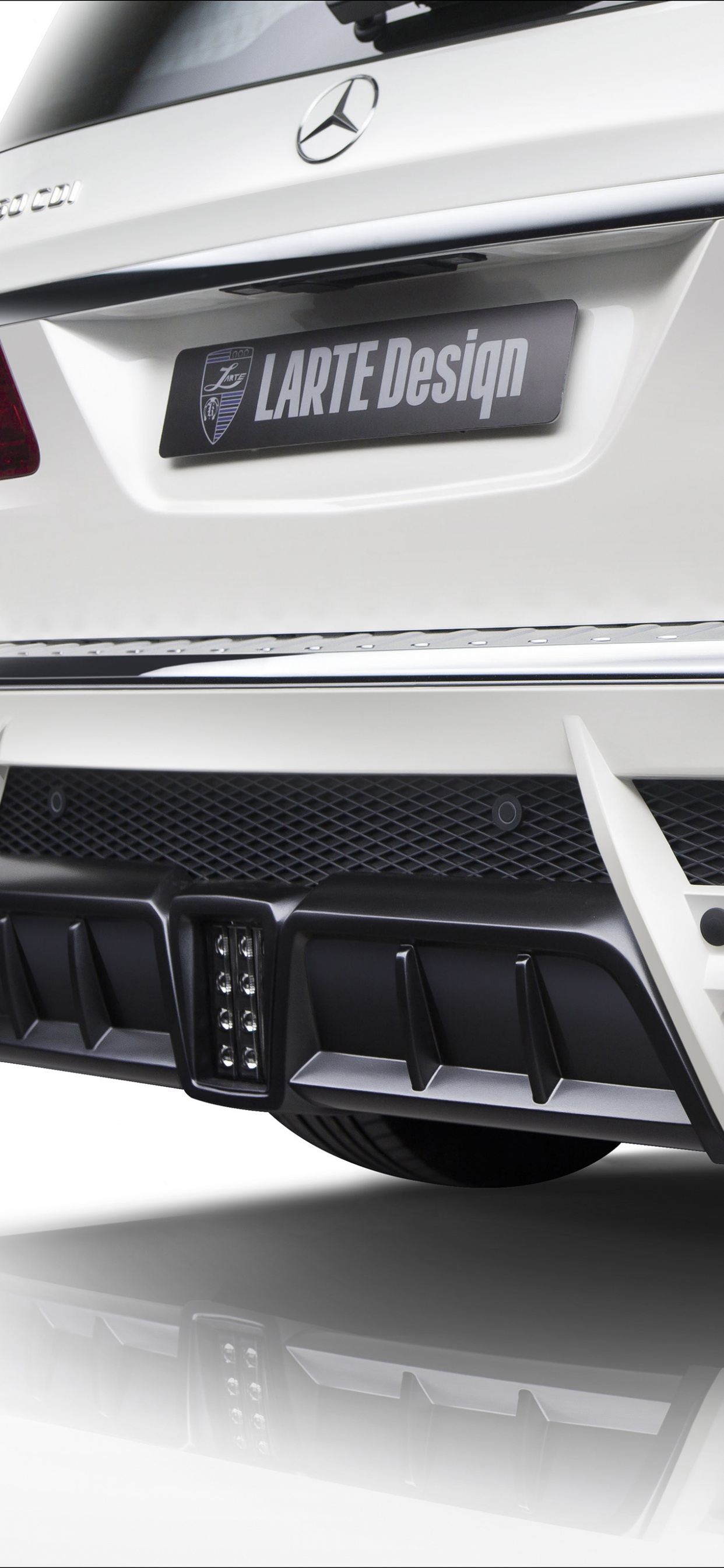 Porsche 911 Blanche Sur Fond Blanc. Wallpaper in 1242x2688 Resolution