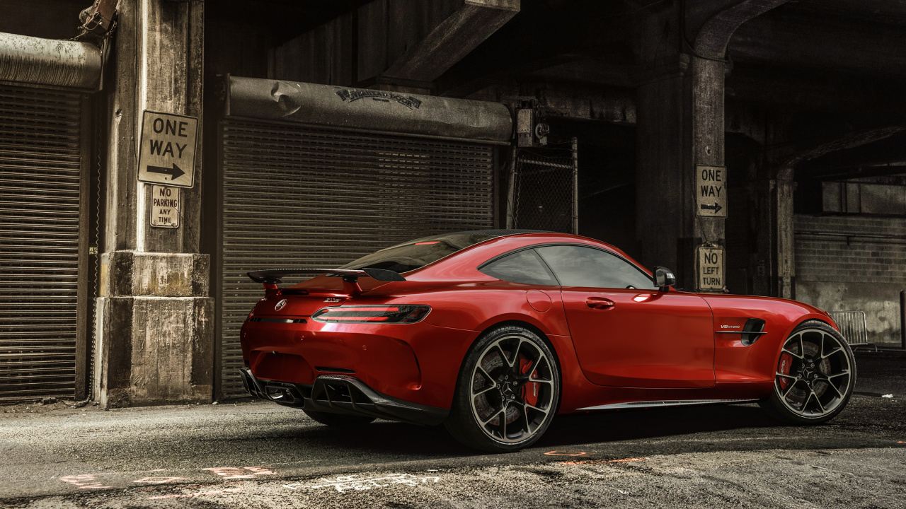 Roter Ferrari 458 Italia Neben Braunem Holzgebäude Geparkt. Wallpaper in 1280x720 Resolution