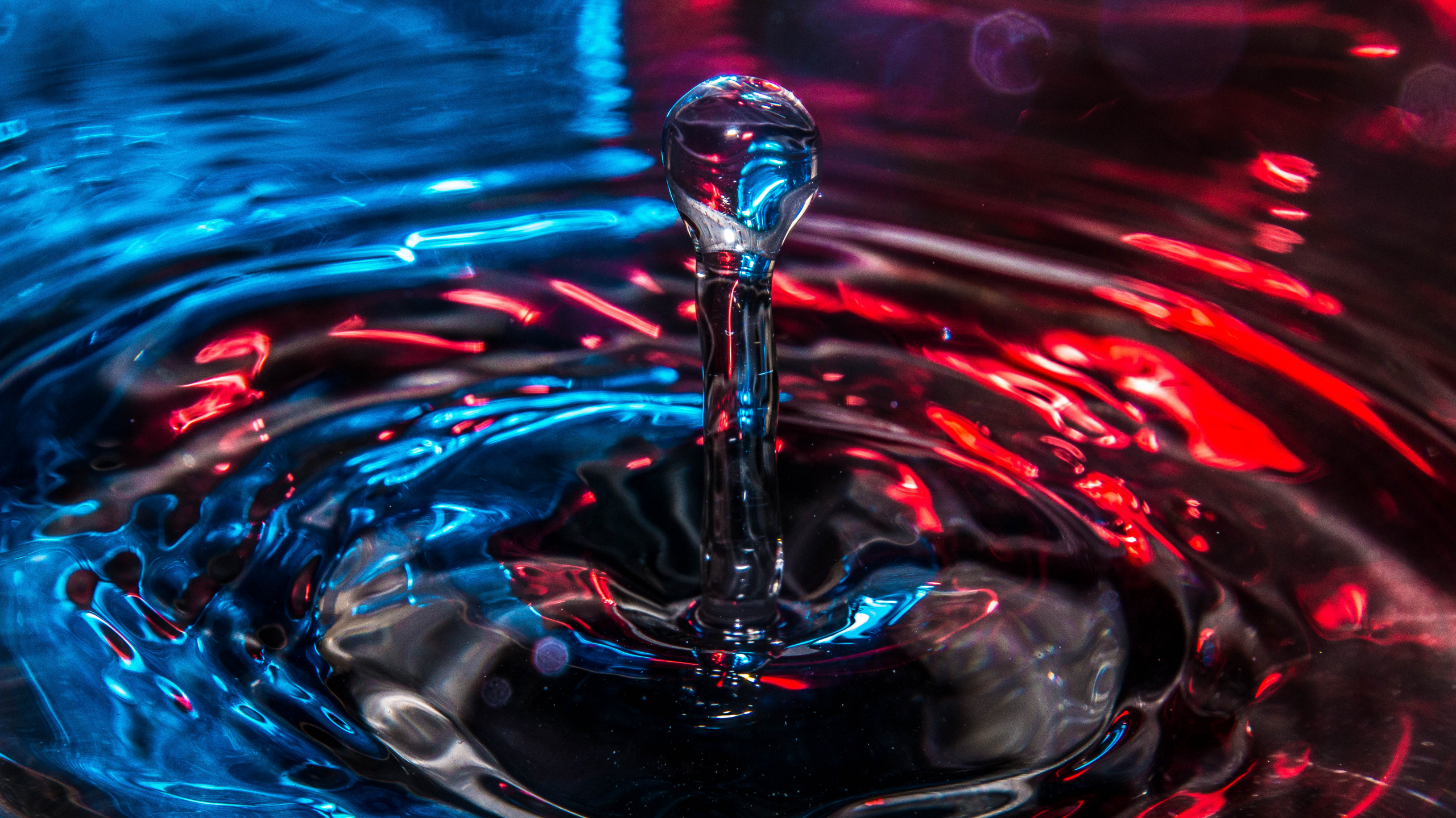 Ondas de Gota de Agua, Agua, OnePlus 6, Luz, Azul. Wallpaper in 2560x1440 Resolution