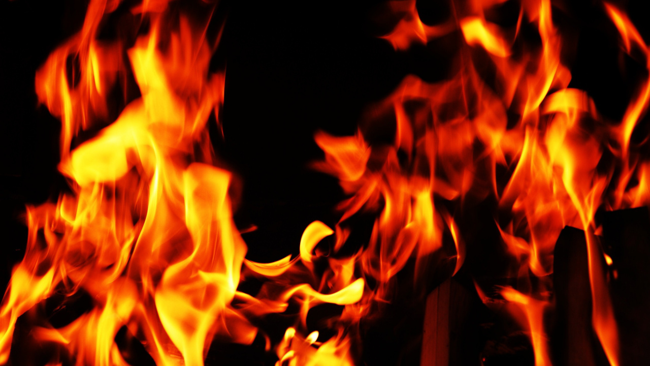 Fuego en la Oscuridad Durante la Noche. Wallpaper in 1280x720 Resolution