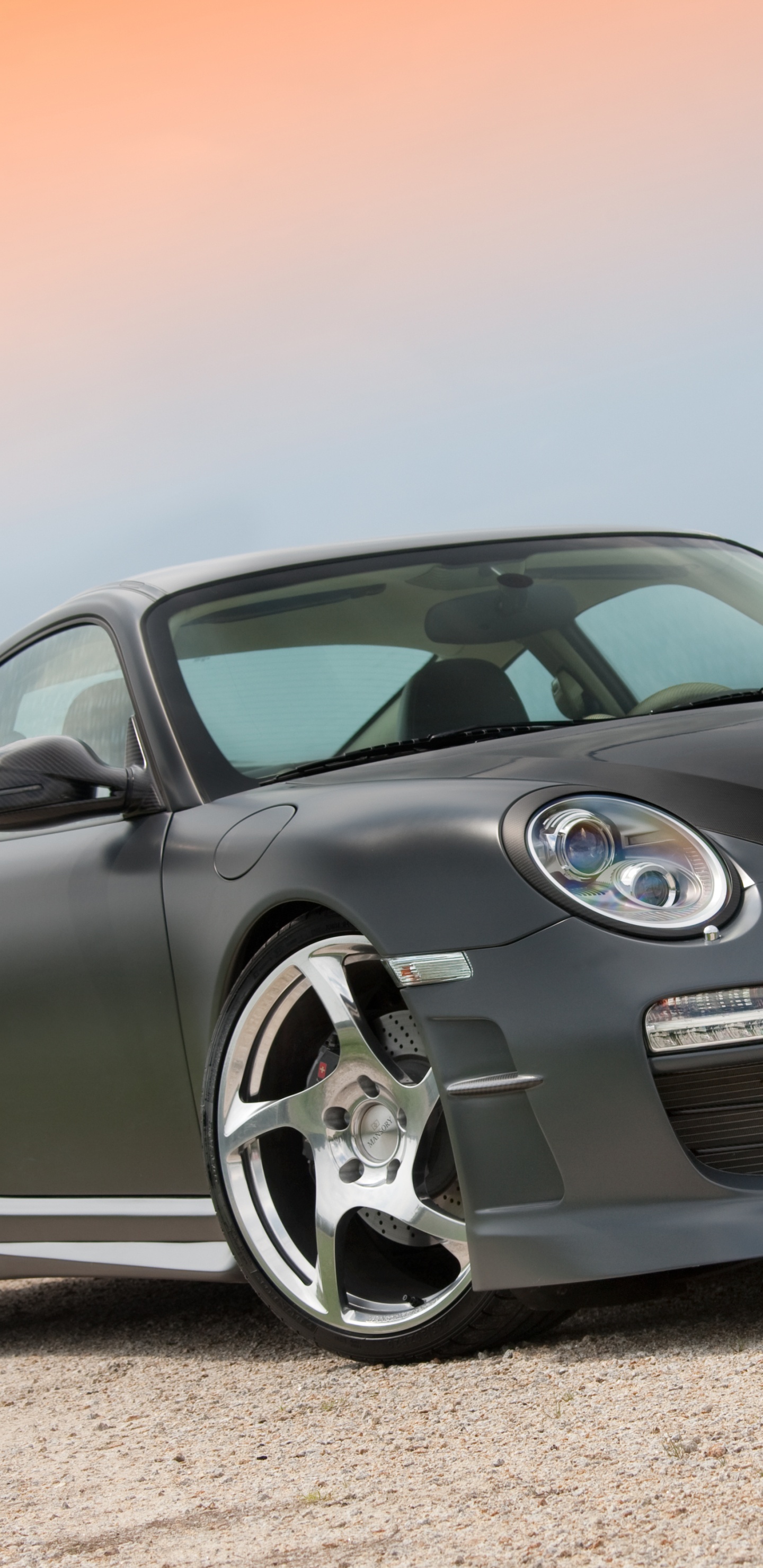 Mercedes Benz Coupé Noir Sur Route Asphaltée Grise Pendant la Journée. Wallpaper in 1440x2960 Resolution