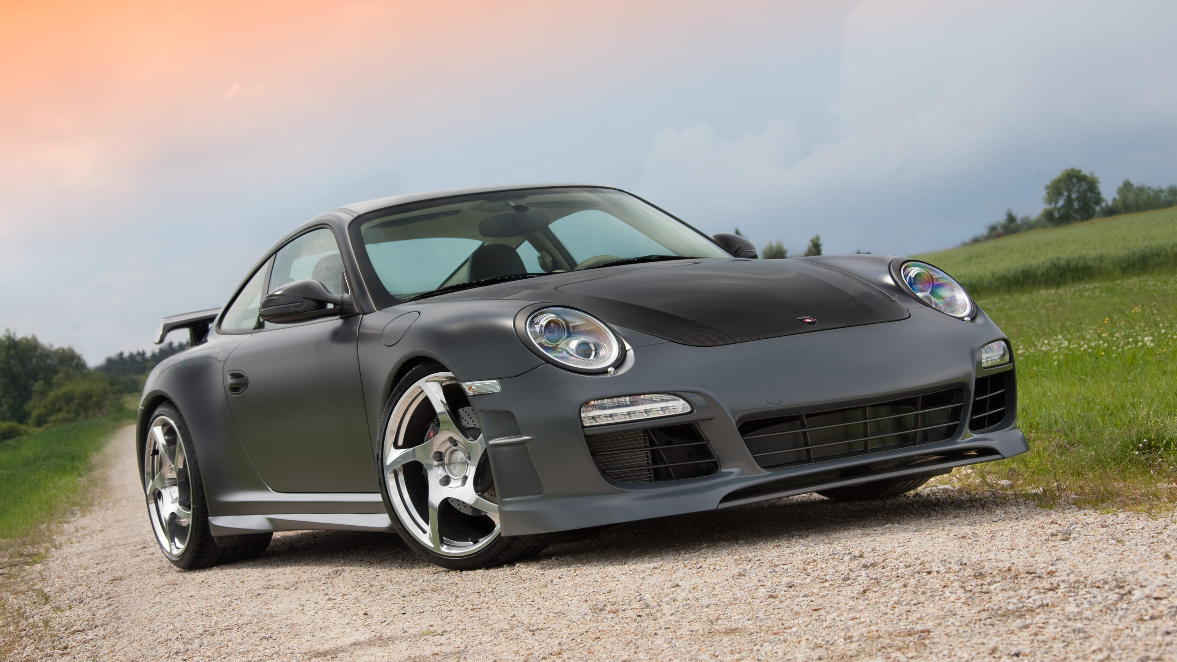 Mercedes Benz Coupé Noir Sur Route Asphaltée Grise Pendant la Journée. Wallpaper in 3840x2160 Resolution