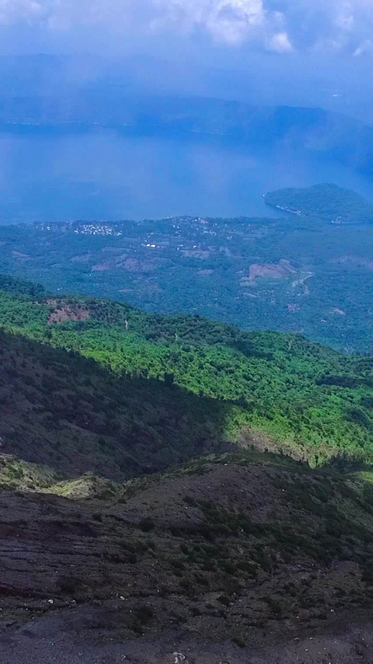 Montañas Verdes Bajo un Cielo Azul Durante el Día. Wallpaper in 750x1334 Resolution