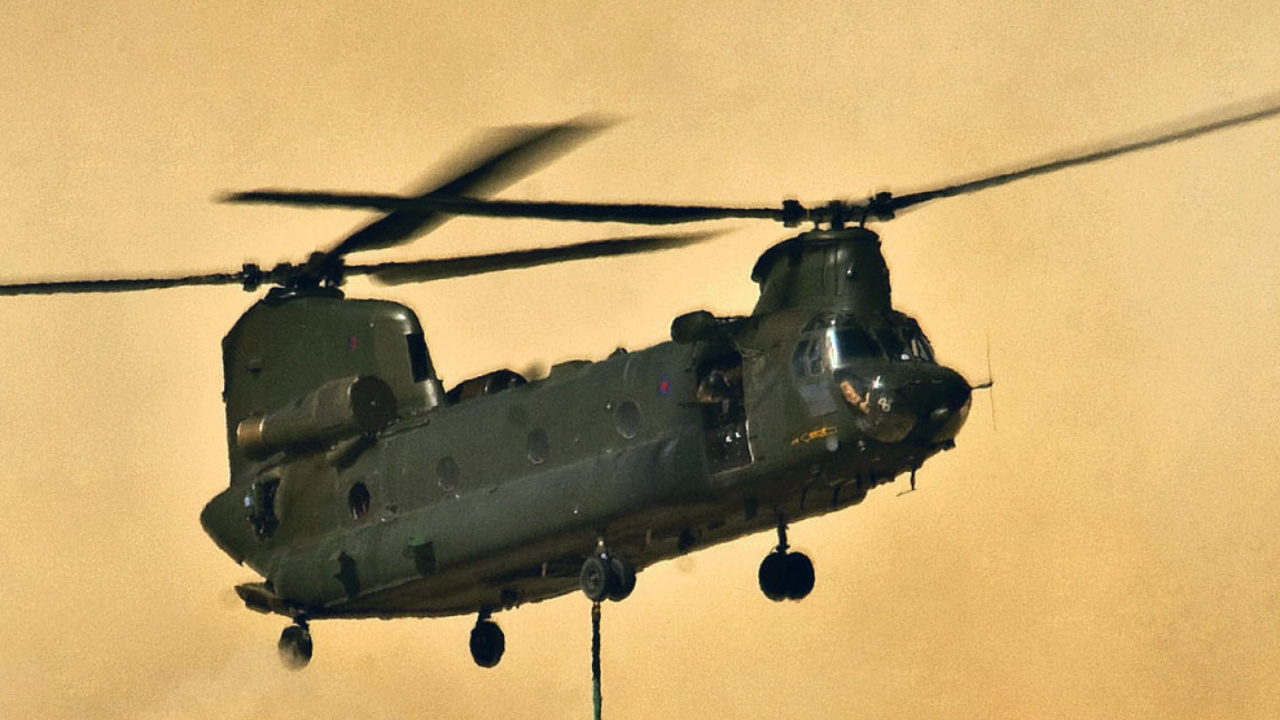 Schwarzer Hubschrauber Fliegt in Den Himmel. Wallpaper in 1280x720 Resolution