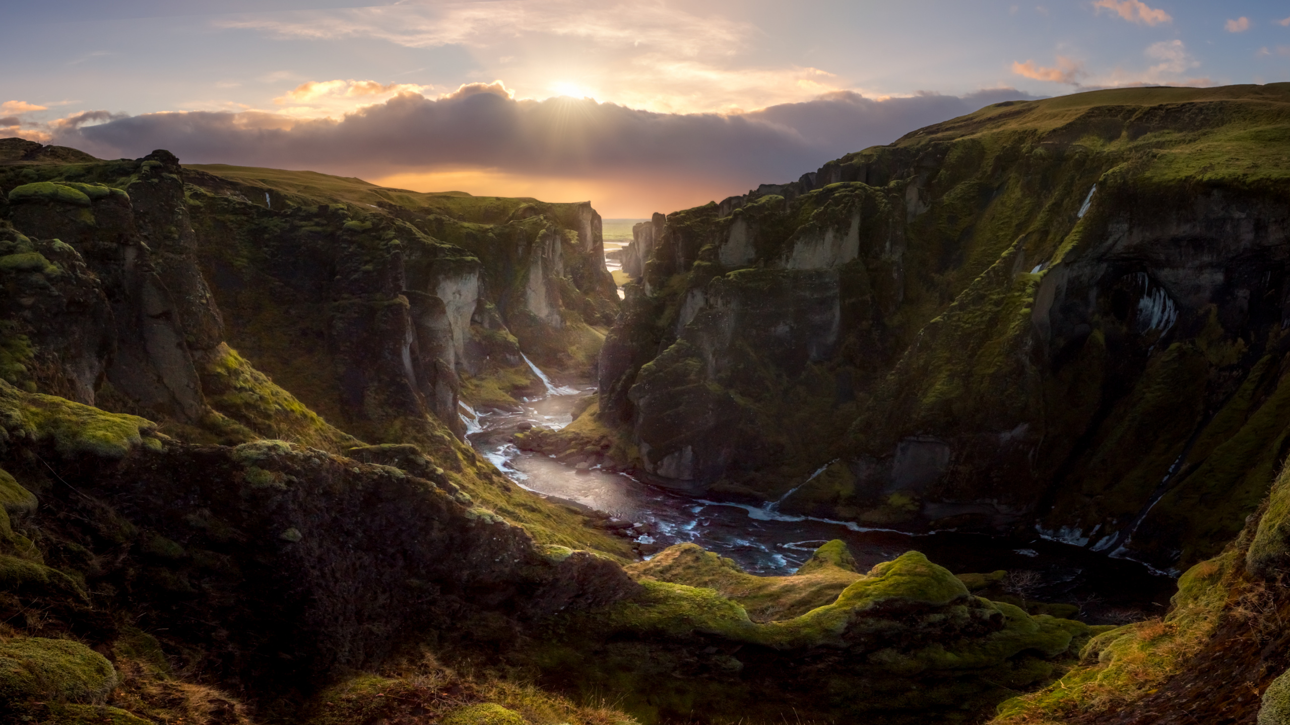 Montaña Verde y Marrón Bajo el Cielo Nublado Durante el Día. Wallpaper in 2560x1440 Resolution