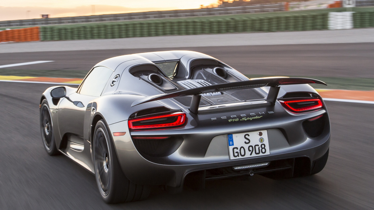 Weißer Porsche 911 Tagsüber Unterwegs. Wallpaper in 1280x720 Resolution