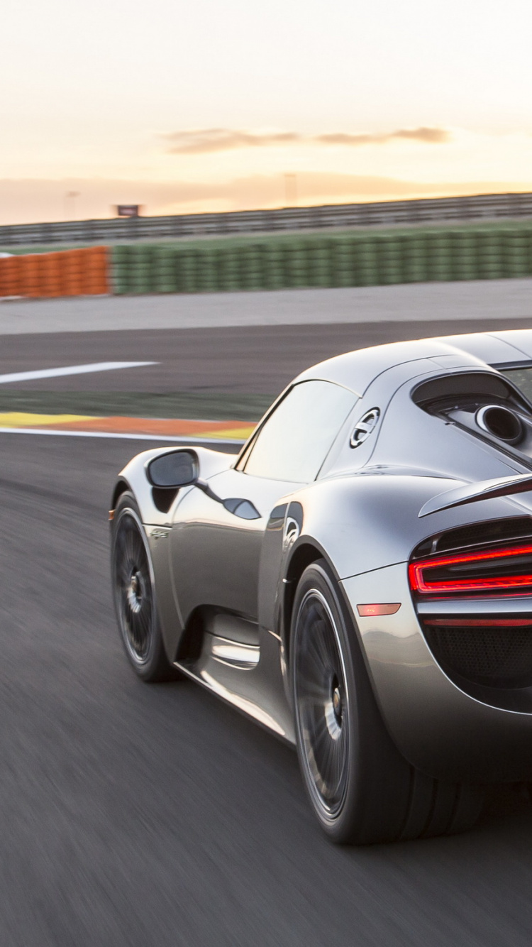 Weißer Porsche 911 Tagsüber Unterwegs. Wallpaper in 750x1334 Resolution