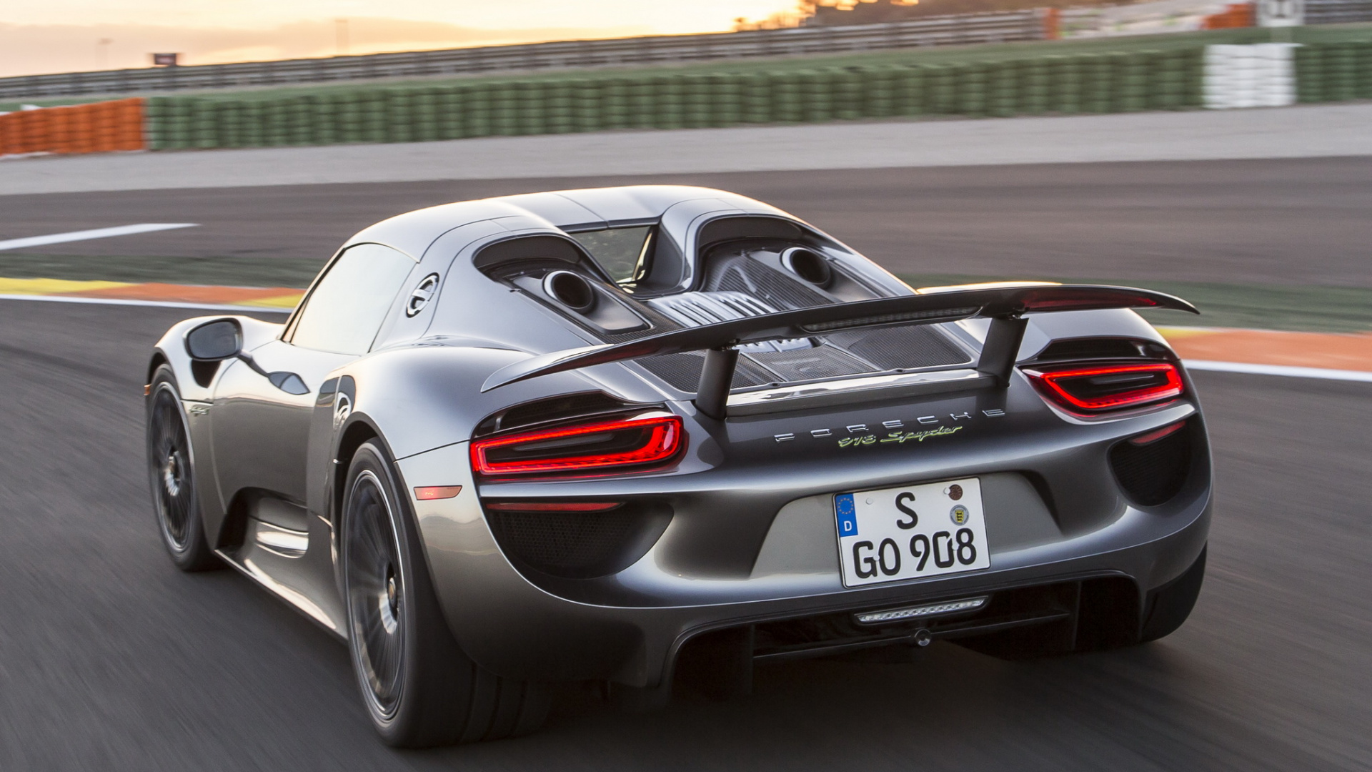 Porsche 911 Blanco en la Carretera Durante el Día. Wallpaper in 1920x1080 Resolution