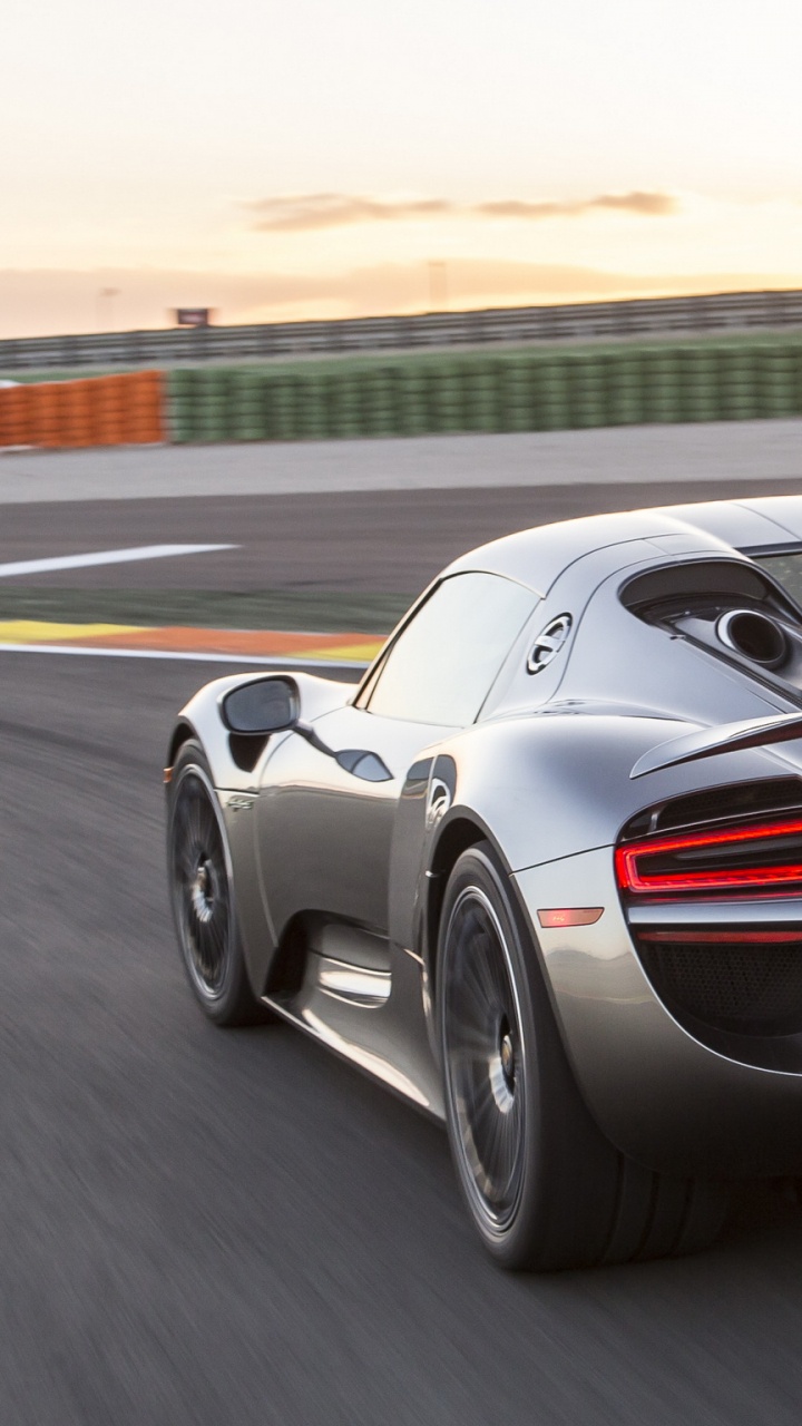 Porsche 911 Blanco en la Carretera Durante el Día. Wallpaper in 720x1280 Resolution