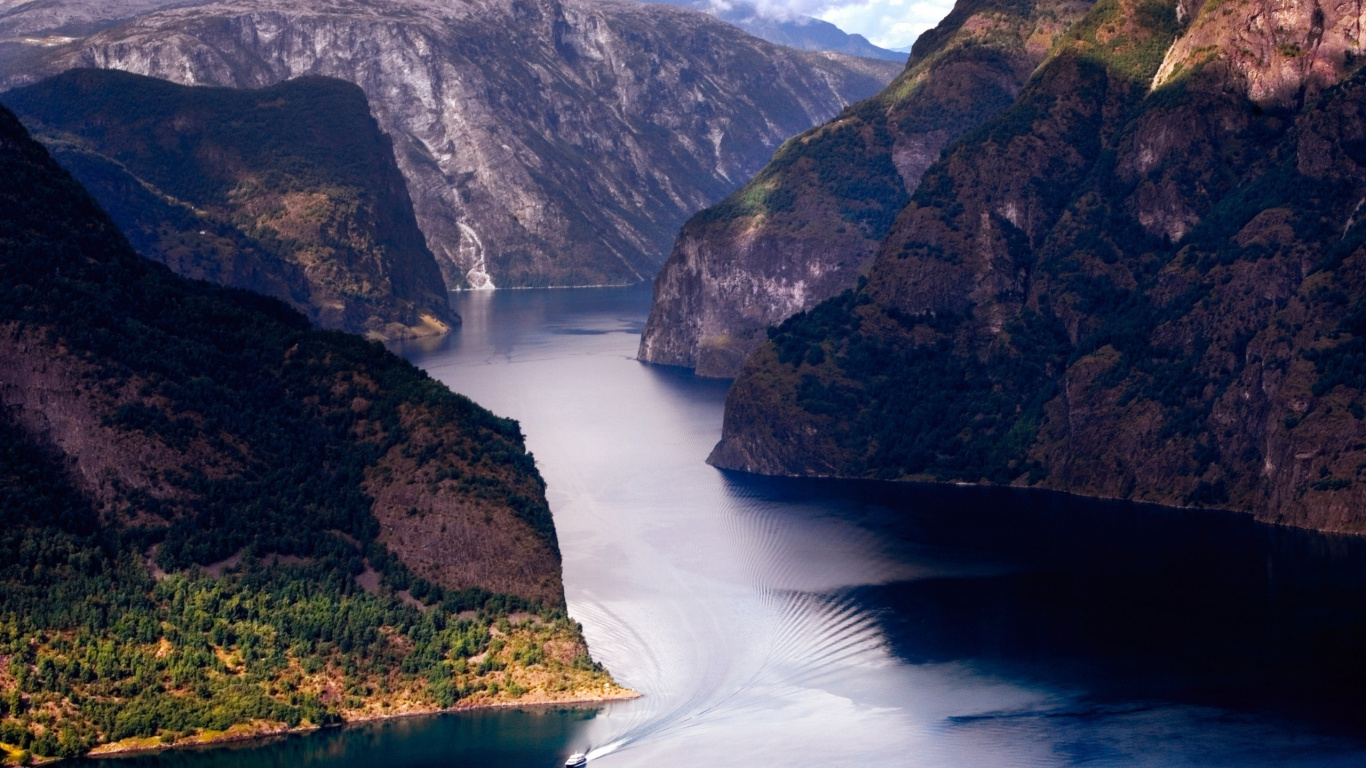 Cuerpo de Agua Entre Montañas Durante el Día. Wallpaper in 1366x768 Resolution