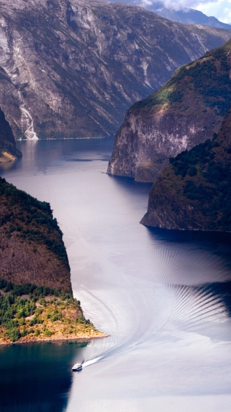 Cuerpo de Agua Entre Montañas Durante el Día. Wallpaper in 750x1334 Resolution