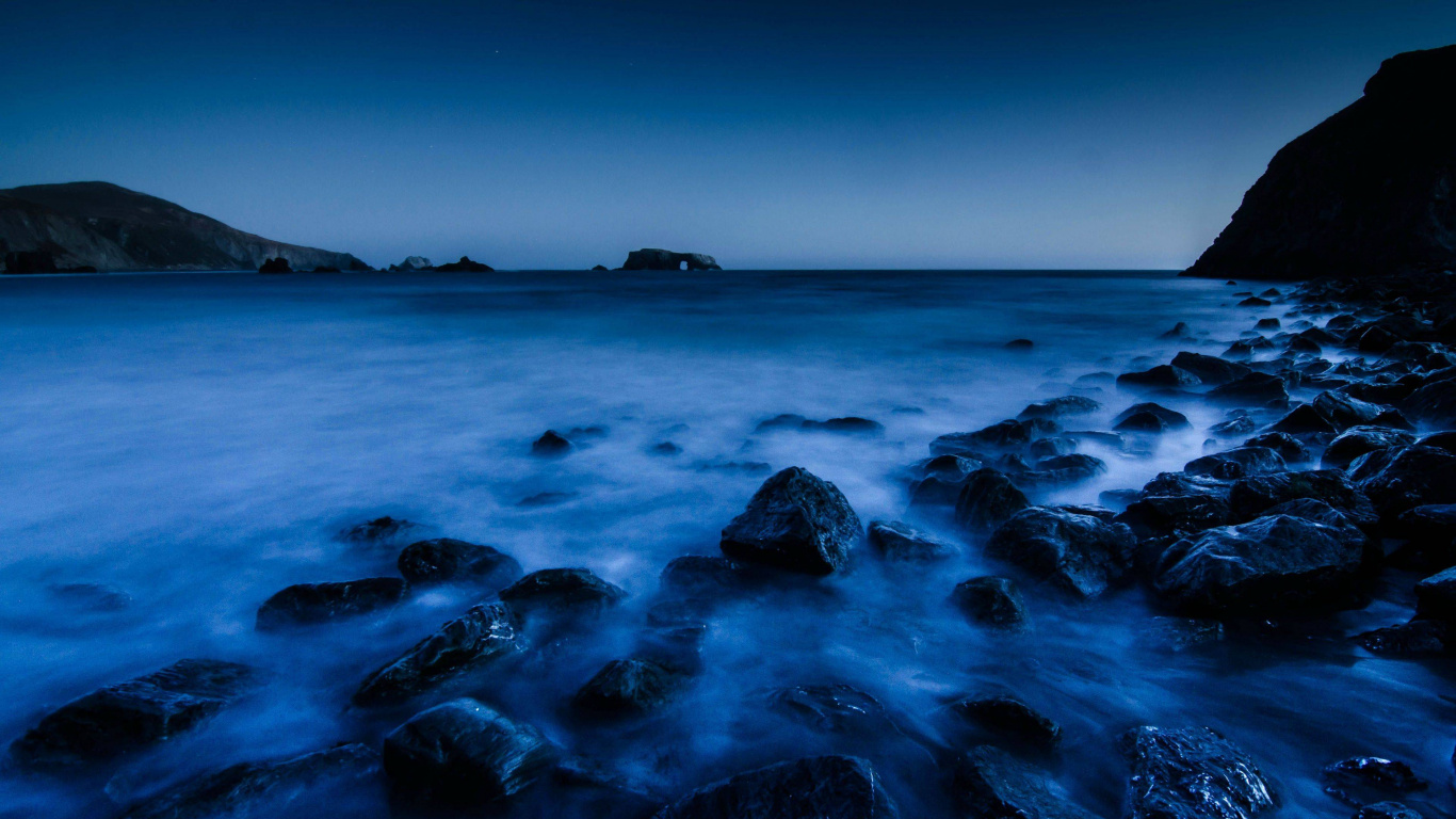 Les Vagues de L'océan S'écrasent Sur Les Rochers Pendant la Journée. Wallpaper in 1366x768 Resolution