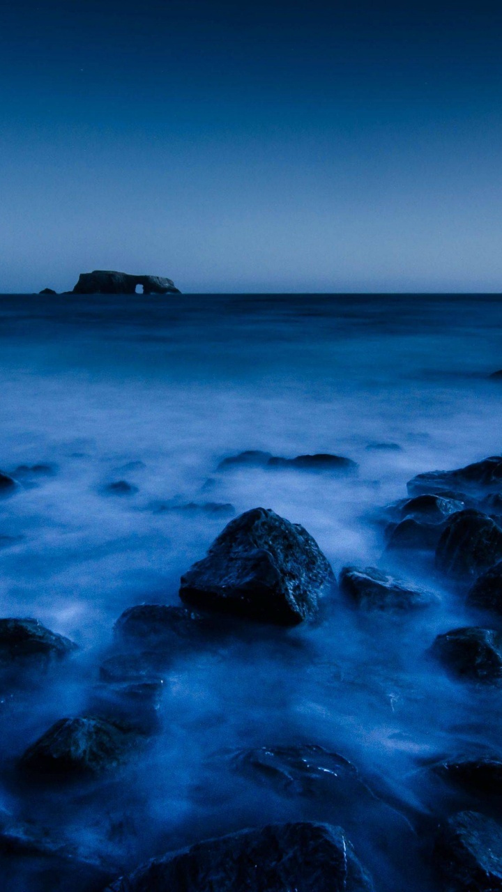 Ocean Waves Crashing on Rocks During Daytime. Wallpaper in 720x1280 Resolution