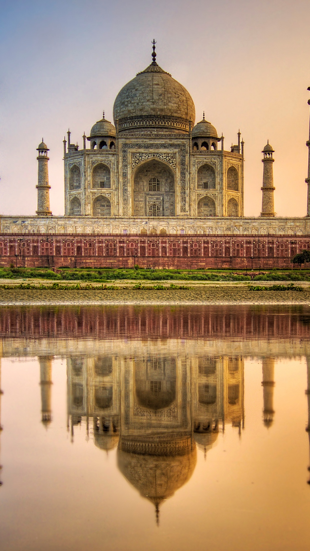 Bâtiment de Dôme Blanc et Brun Près D'un Plan D'eau Pendant la Journée. Wallpaper in 1080x1920 Resolution