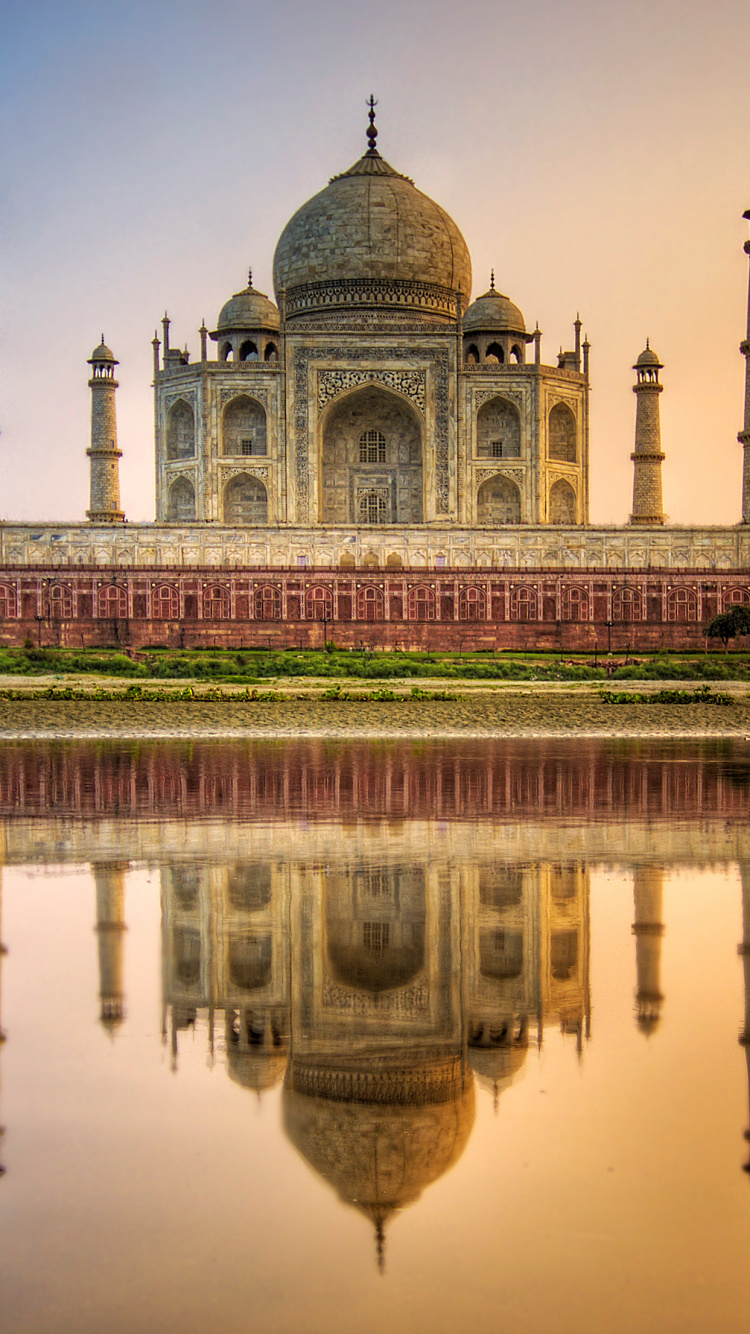 Bâtiment de Dôme Blanc et Brun Près D'un Plan D'eau Pendant la Journée. Wallpaper in 750x1334 Resolution
