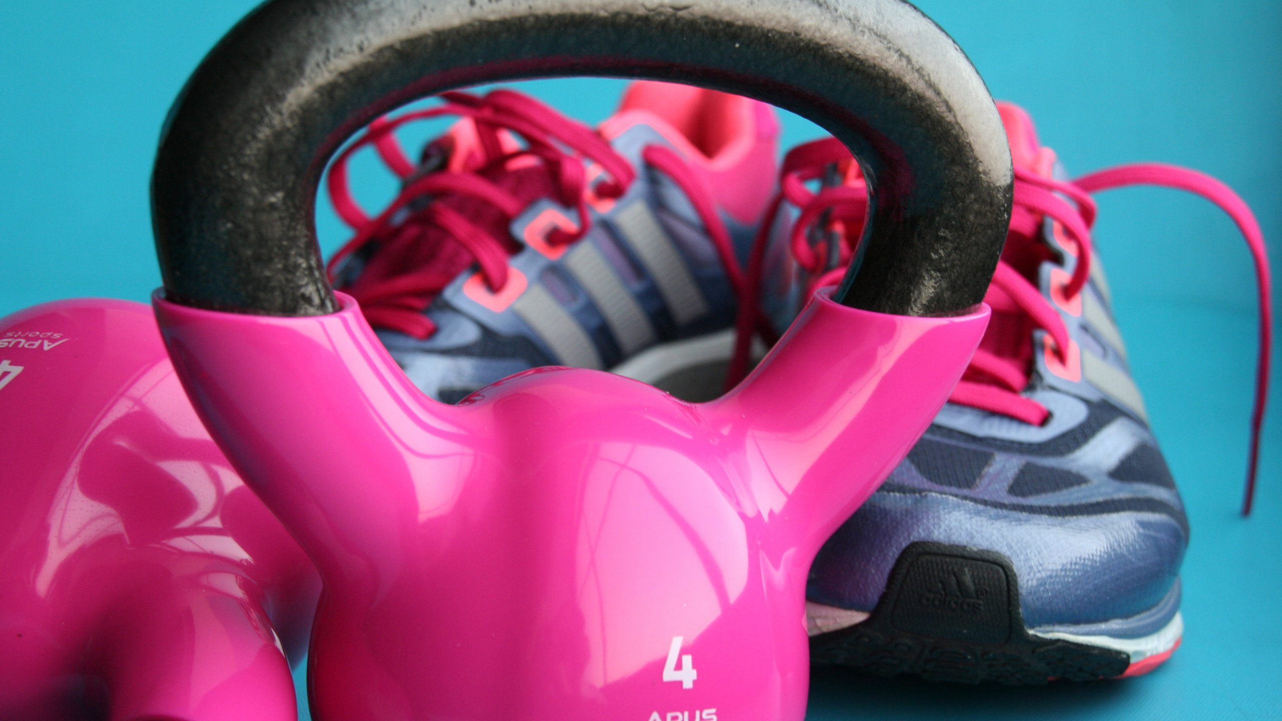 Pink and Black Kettle Bell. Wallpaper in 2560x1440 Resolution