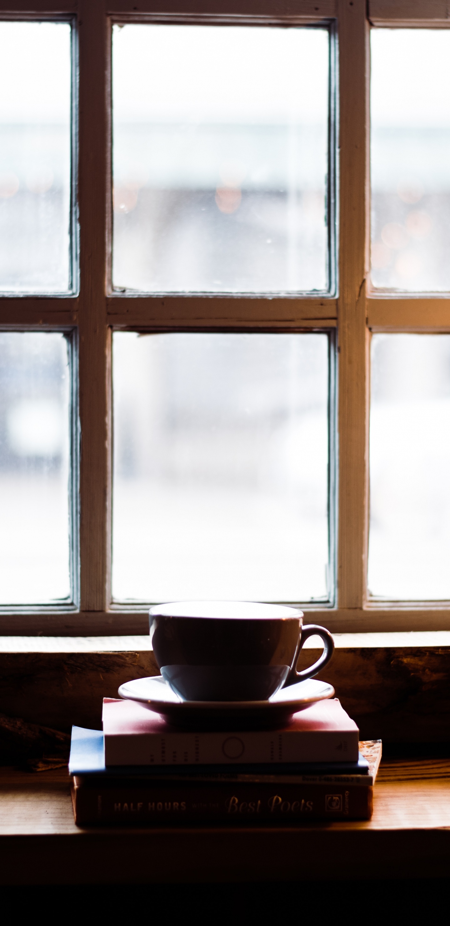 Braunes Glasfenster Mit Holzrahmen. Wallpaper in 1440x2960 Resolution