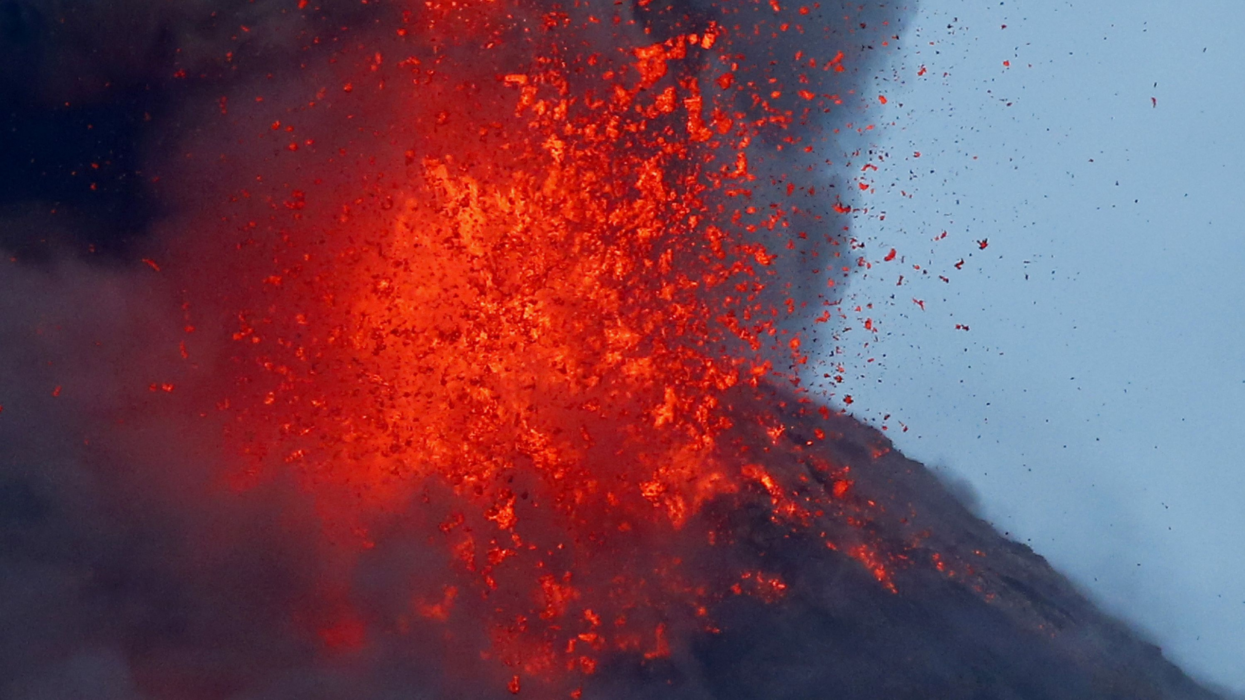 Rote Und Schwarze Abstrakte Malerei. Wallpaper in 2560x1440 Resolution