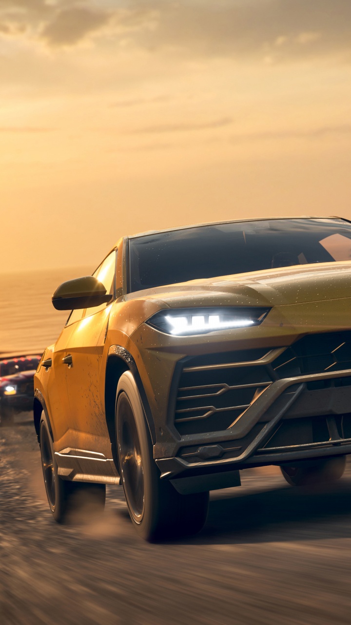 Gelber Chevrolet Camaro Unterwegs Bei Sonnenuntergang. Wallpaper in 720x1280 Resolution