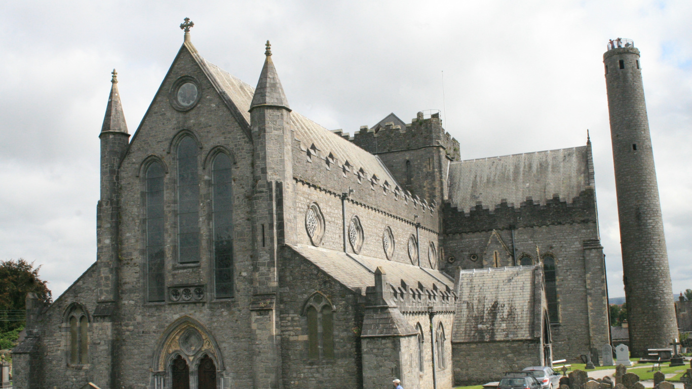 Edificio de Hormigón Gris Bajo Nubes Blancas Durante el Día. Wallpaper in 1366x768 Resolution