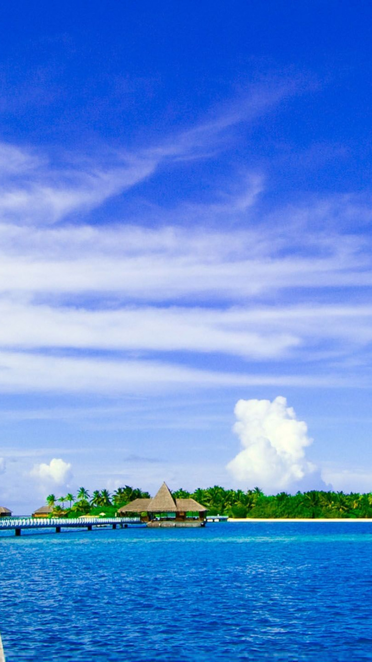 Blaues Meer Unter Blauem Himmel Und Weiße Wolken Tagsüber. Wallpaper in 750x1334 Resolution