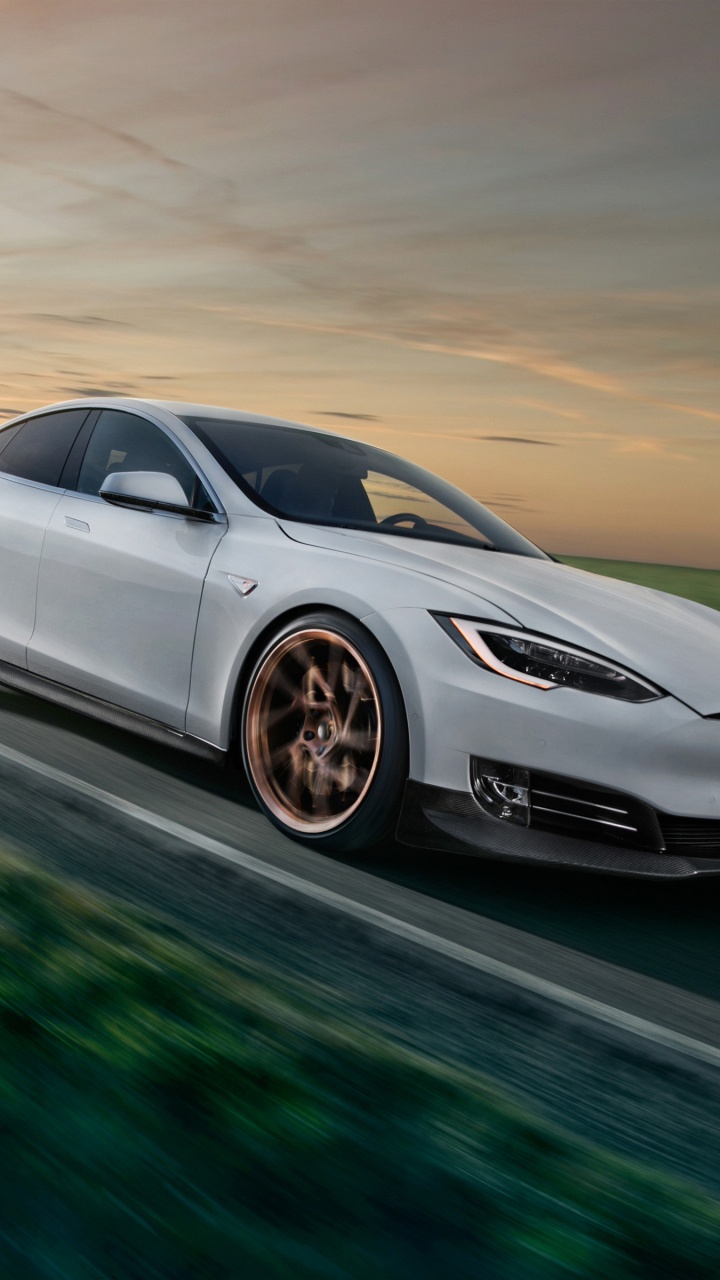 Weißes Coupe Tagsüber Unterwegs. Wallpaper in 720x1280 Resolution