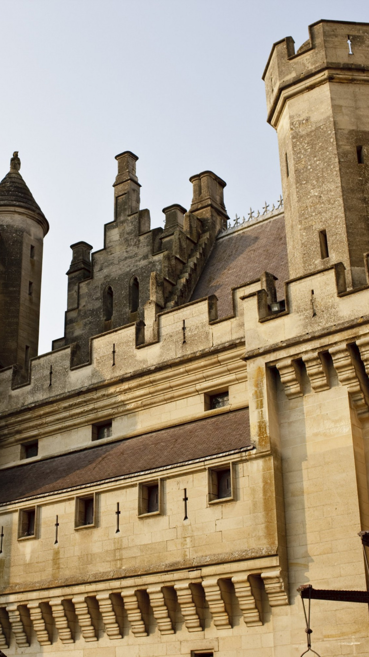 Edificio de Hormigón Marrón Bajo un Cielo Azul Durante el Día. Wallpaper in 750x1334 Resolution