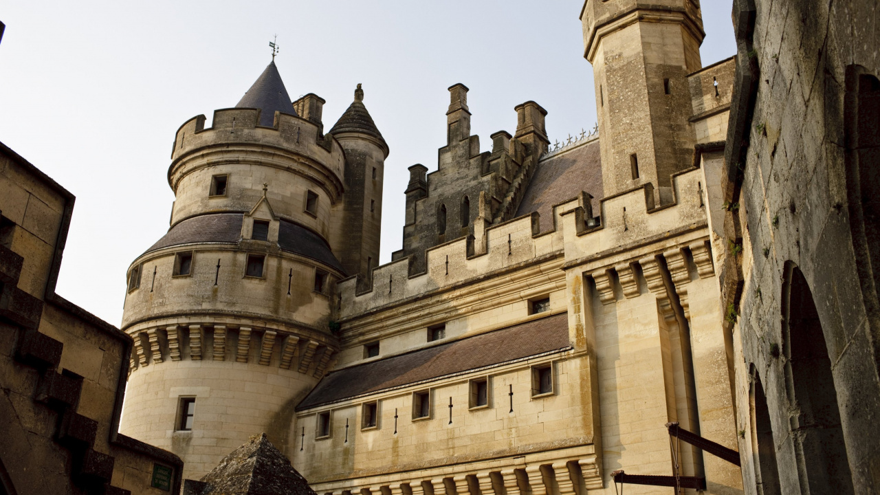 Bâtiment en Béton Brun Sous Ciel Bleu Pendant la Journée. Wallpaper in 1280x720 Resolution