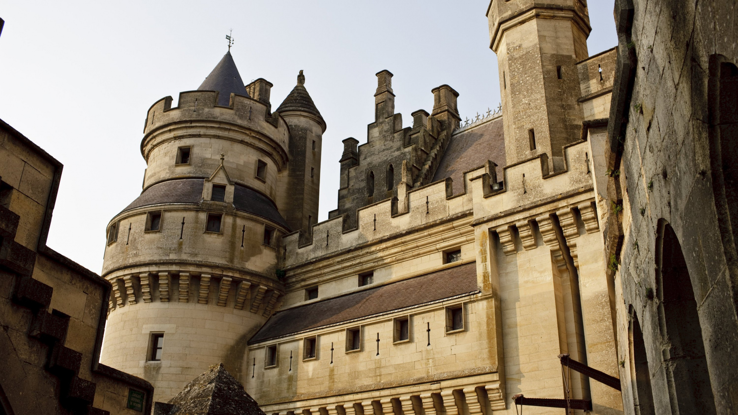 Bâtiment en Béton Brun Sous Ciel Bleu Pendant la Journée. Wallpaper in 2560x1440 Resolution