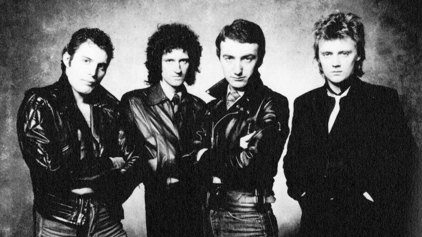 John Deacon, Freddie Mercury, Queen, Brian May, Monochrome. Wallpaper in 1366x768 Resolution