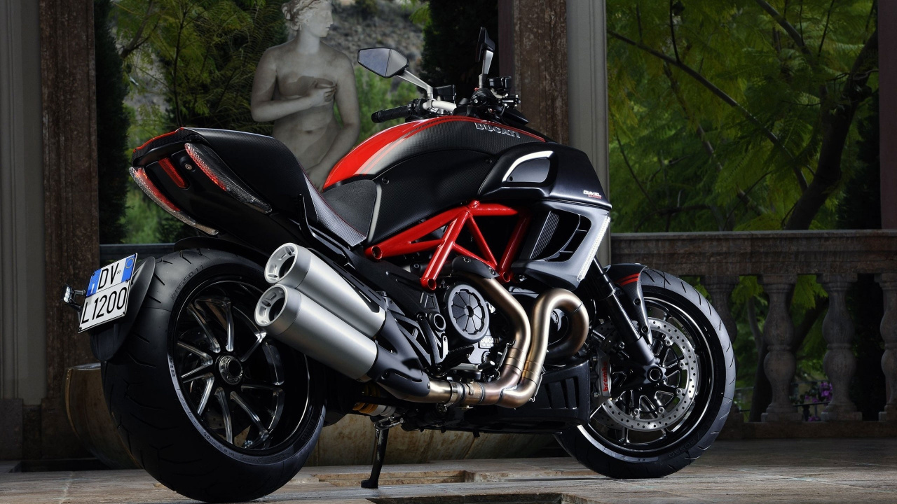 Black and Red Sports Bike. Wallpaper in 1280x720 Resolution