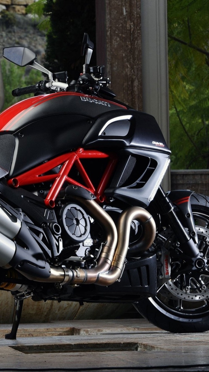 Black and Red Sports Bike. Wallpaper in 720x1280 Resolution