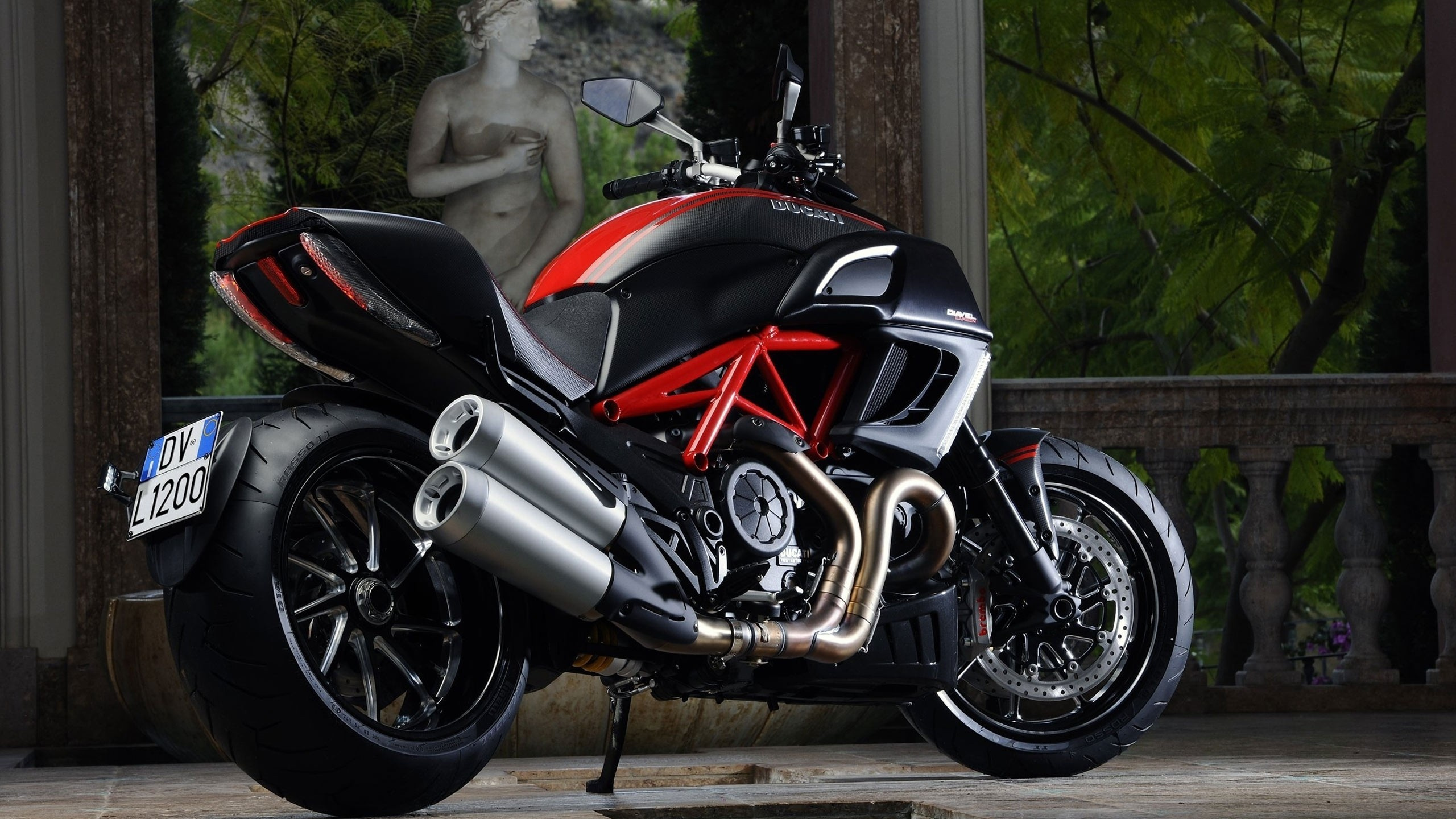 Schwarz-rotes Sportrad. Wallpaper in 2560x1440 Resolution