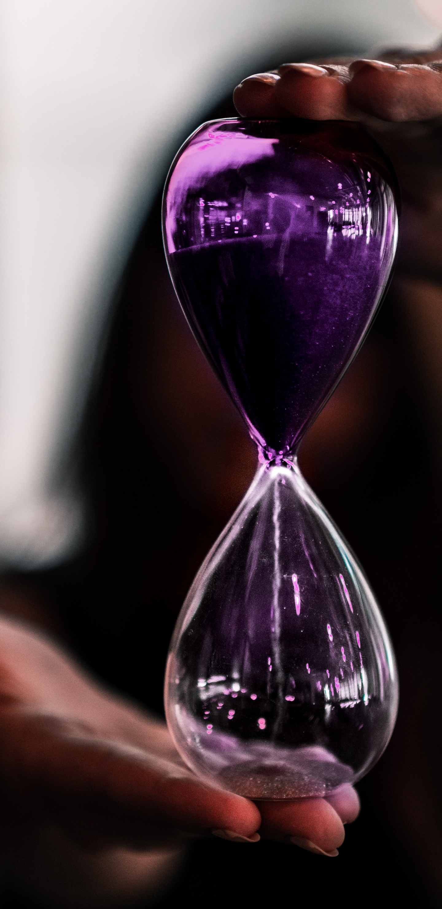 Reloj de Arena Morado en la Mano de Las Personas. Wallpaper in 1440x2960 Resolution