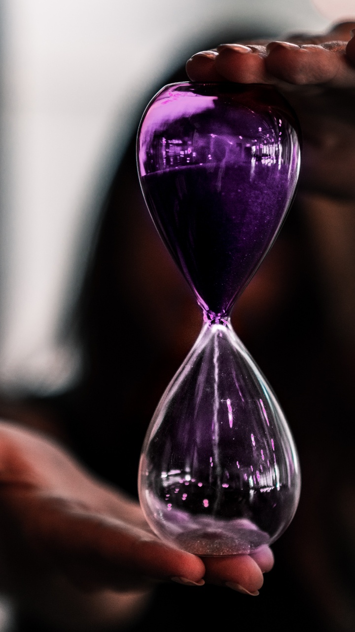 Sablier Violet Sur la Main de la Personne. Wallpaper in 720x1280 Resolution